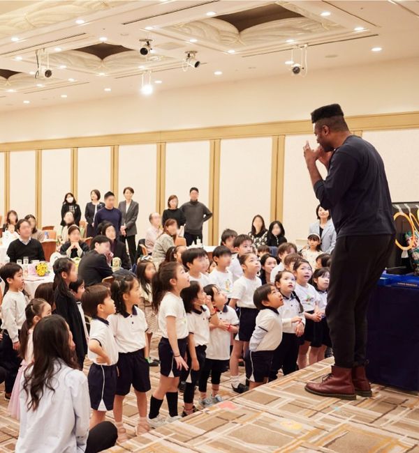 園のイベントで講師の話を聞く子どもたち