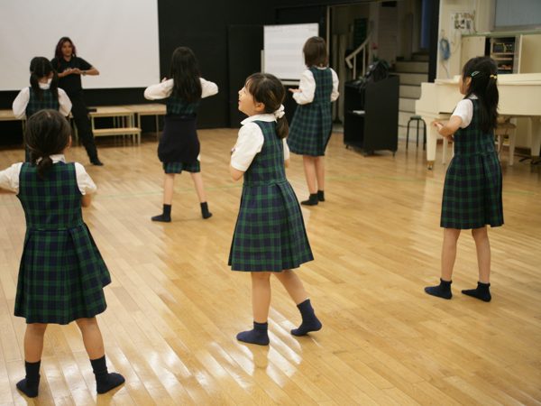 インターナショナルスクールのダンスレッスンで踊る子どもたち