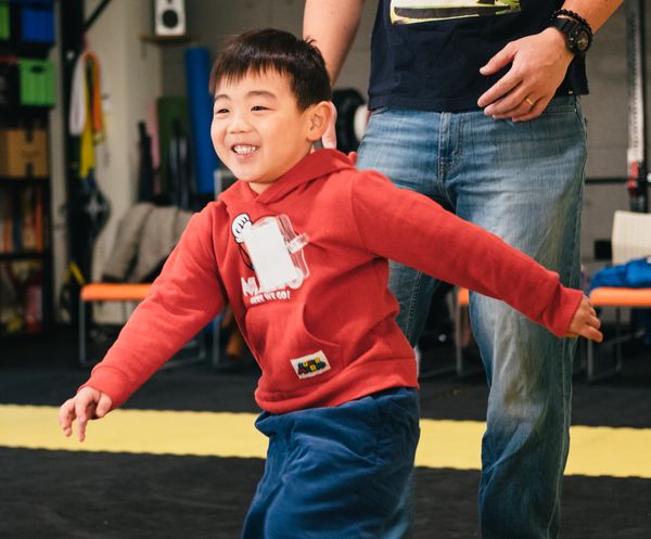 両手を広げて踊る子ども